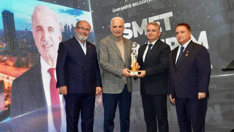 Ümraniye Belediye Başkanı İsmet Yıldırım'a Yılın Belediye Başkanı Ödülü