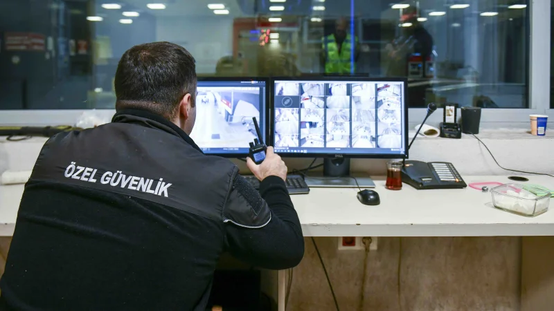 Ankara'da Yürüyen Merdivenlerin Acil Stop Butonuna Müdahale Kamerada
