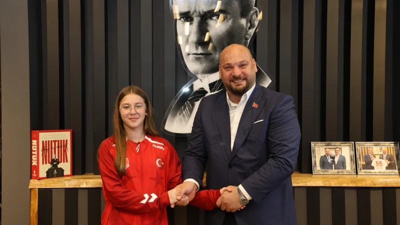 Atakum Belediyesporlu sporcu Karin Asra Gürel güreşte dünya şampiyonu oldu