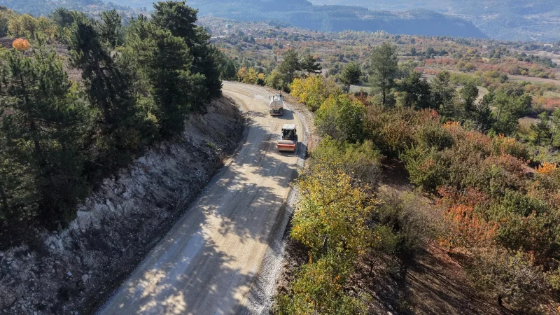 Bursa'da Kırsal Ulaşım Ağında Yol Genişletme ve Yenileme Çalışmaları Sürüyor