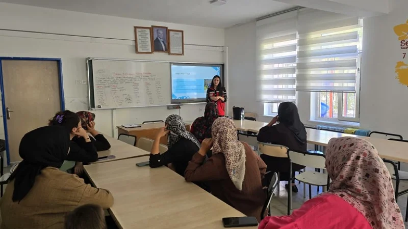 Çağlayancerit'te Velilere 'Okul ve Aile' Eğitimi Verildi