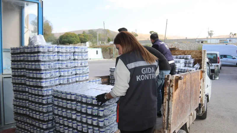 Edremit'te Son Kullanma Tarihi Geçmiş 860 Koli Ayrana El Konuldu