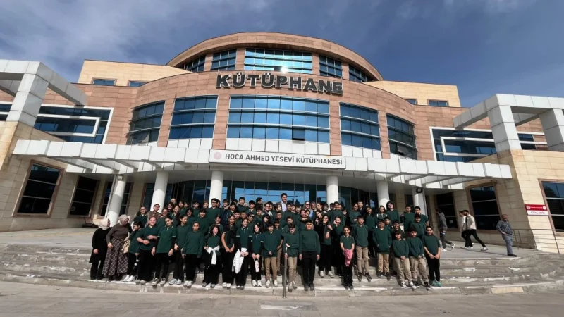 Gazi Ortaokulu öğrencileri 'Kütüphanelerdeyiz' projesiyle üniversite atmosferini keşfetti