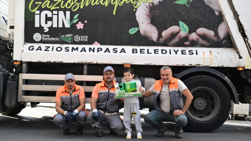Gaziosmanpaşa'da atık toplama aracına hayran 5 yaşındaki Kayra'nın hayali gerçek oldu