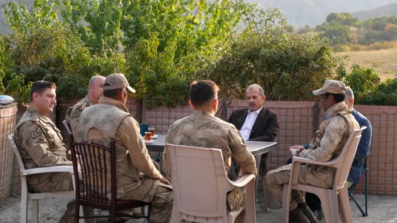 Hakkari Valisi İbrahim Taşyapan'dan Akçalı Köyündeki Güvenlik Noktasına Ziyaret