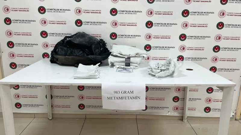 Hakkari'de Gümrük Operasyonu: Valiz Astarında Metamfetamin Ele Geçirildi