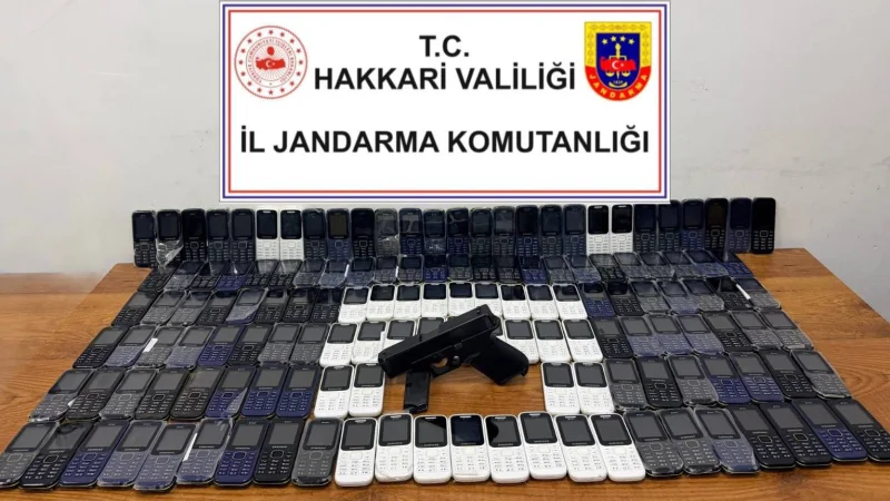 Hakkari'de Kaçakçılık Operasyonu: Çok Sayıda Telefon ve Ruhsatsız Silah Ele Geçirildi