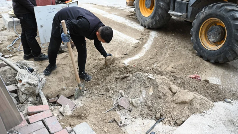 Isparta'da Cumhuriyet Caddesi'nde kaldırım yenileme çalışmaları başladı