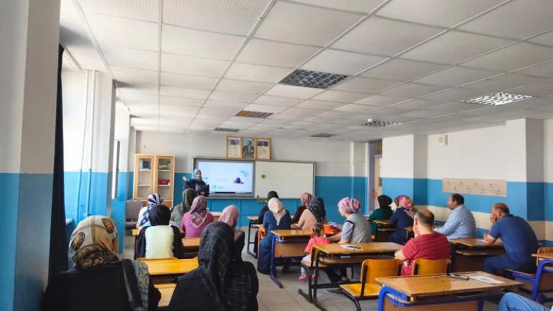 Kahramanmaraş'ta Velilere 'Okul ve Aile' Eğitimi