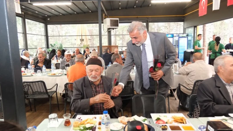 Kahramanmaraş'ta Yaşlılar İçin Dayanışma Kahvaltısı Düzenlendi