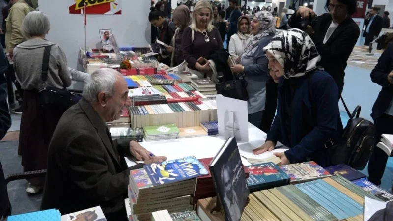 Malatya Kitap Fuarı'nda Yazarlar ve Okurlar Buluştu: Gençlerin İlgisi Memnun Etti