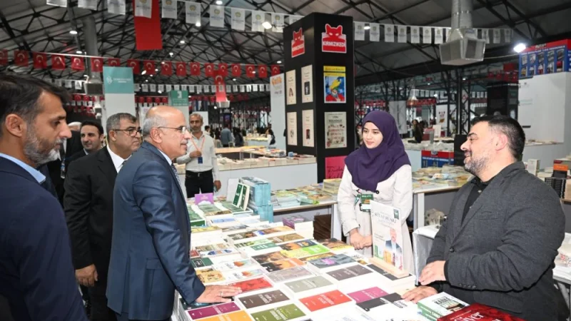 Malatya'da 12. Kitap Fuarı Ziyaretçi ve Yazarlardan Tam Not Aldı