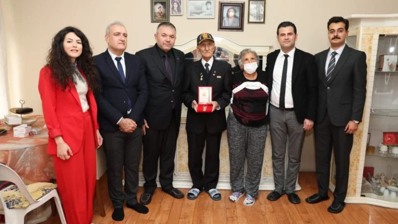 Mersin'de Kıbrıs Gazisi Mahmut Sinmez'e Milli Mücadele Madalyası Beratı Takdim Edildi
