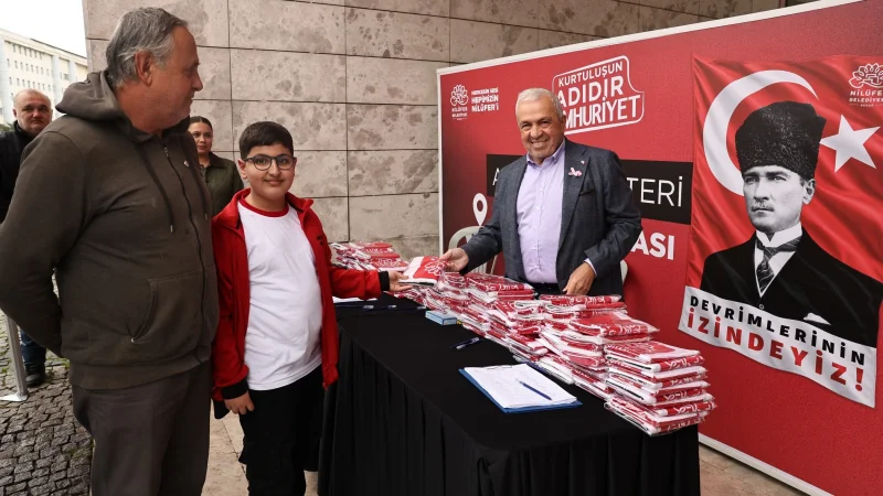 Nilüfer'de 29 Ekim Coşkusu İçin Ücretsiz Atatürk Posterleri Dağıtılıyor