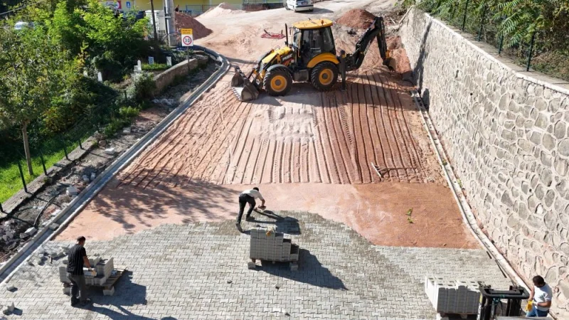 Ordu'nun Aybastı İlçesinde Mevlana Caddesi'nde Üstyapı Yenileme Çalışmaları Sürüyor