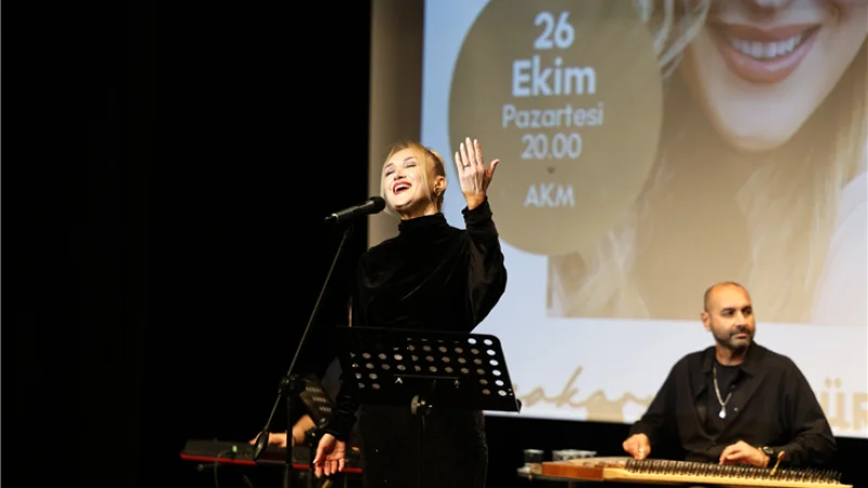 Sakarya'da Klasik Türk Müziği Rüzgarı: Çiğdem Yarkın Sahne Aldı