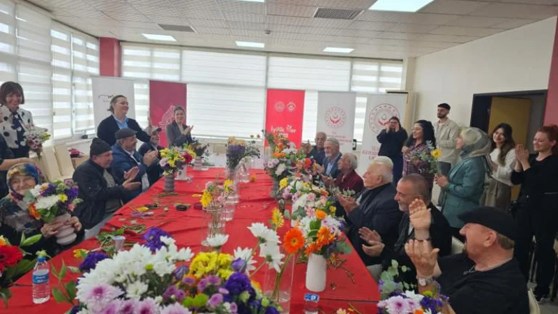 Samsun'daki Huzurevi Sakinlerine 'Çiçek Terapisi' ile Moral Desteği