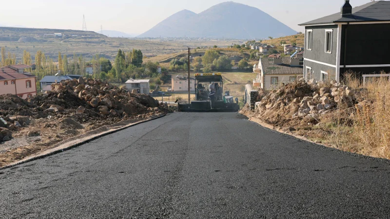 Talas'ın Kırsal Mahallelerinde Asfalt ve Kilit Parke Çalışmaları Tamamlandı
