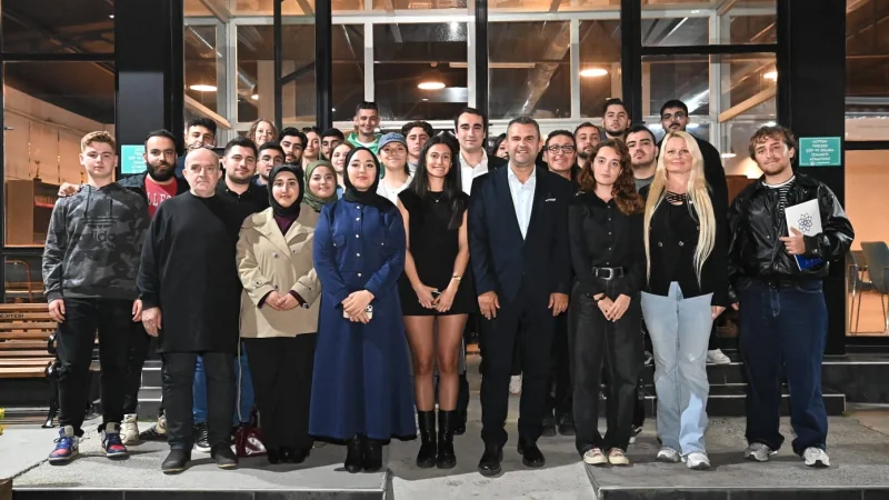 Tekirdağ'da Üniversitelilerle Bir Araya Gelen Süleymanpaşa Belediye Başkanı Volkan Nallar'dan Kitap Kafe Müjdesi