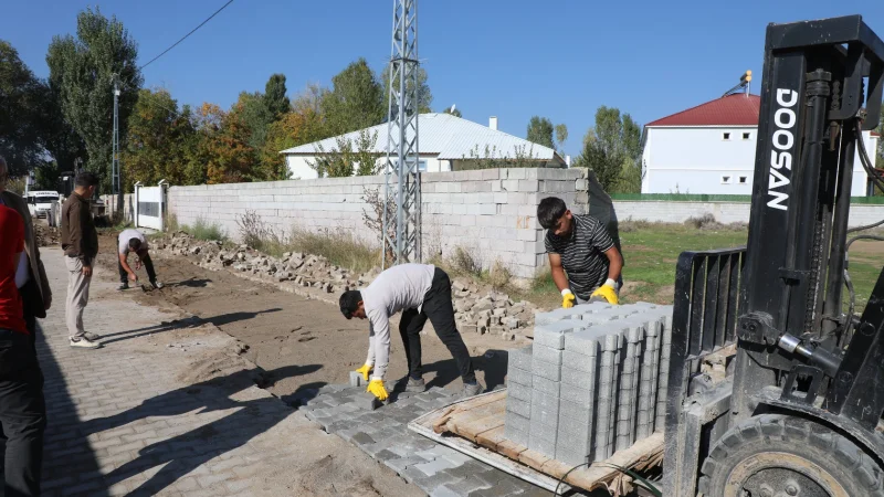 Van Erciş'te Alkanat Mahallesi'ne Parke Taşı Döşendi