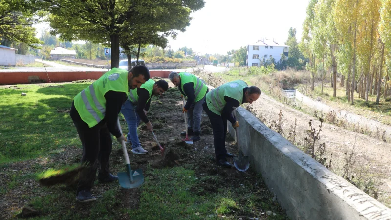 Van Erciş'te Parklar ve Yeşil Alanlar Bakımdan Geçirildi