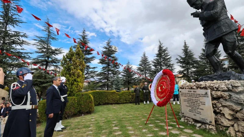 Afyonkarahisar'da Cumhuriyetin 103. Yılı Kutlamaları Atatürk Anıtı'na Çelenk Sunumuyla Başladı