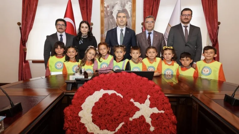 Afyonkarahisar'da Minik Öğrencilerden Atık Kağıtlardan Şehir Kitabı