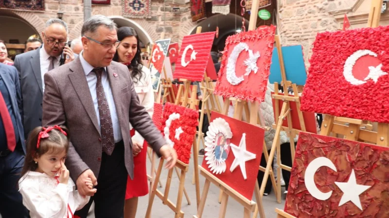 Afyonkarahisar'da Minik Öğrencilerden Cumhuriyet Temalı Bayrak Sergisi