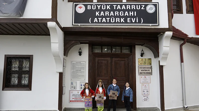 Afyonkarahisar'ın Şuhut İlçesinde Cumhuriyet'in İlanı Özel Kliple Canlandırıldı
