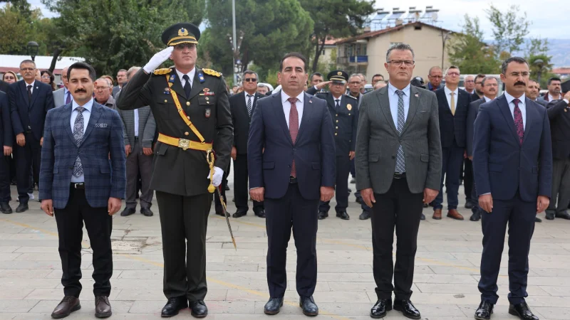 Alaşehir'de Cumhuriyet'in 103. Yıl Dönümü Kutlamaları Çelenk Sunma Töreniyle Başladı
