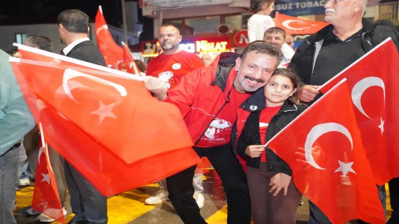 Arsuz'da Yağmura Rağmen Coşkulu Cumhuriyet Yürüyüşü