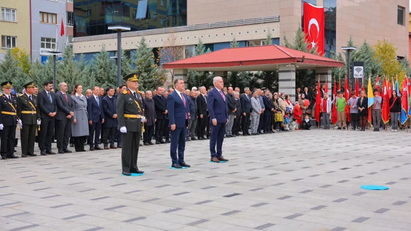 Bayburt'ta 29 Ekim Cumhuriyet Bayramı Coşkusu: Atatürk Anıtı'na Çelenk Sunuldu
