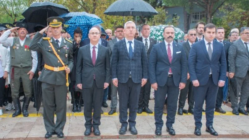 Bergama'da 29 Ekim Cumhuriyet Bayramı Kutlamaları Çelenk Sunma Töreniyle Başladı