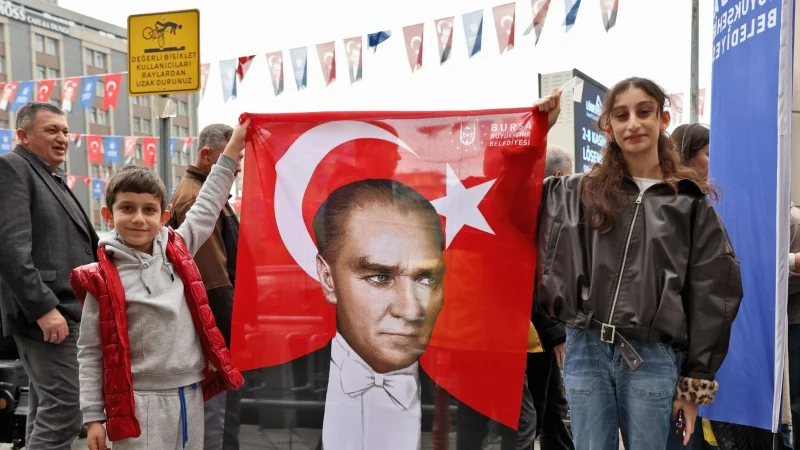 Bursa'da 29 Ekim Coşkusu: Kent Genelinde On Binlerce Ata Posteri Dağıtıldı
