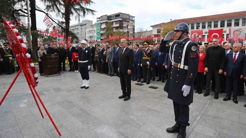 Bursa'da 29 Ekim Cumhuriyet Bayramı coşkusu çelenk sunma töreniyle başladı