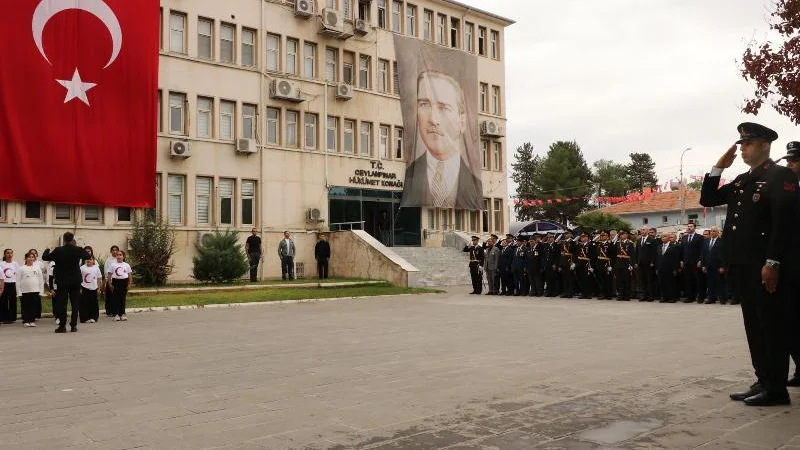 Ceylanpınar'da 29 Ekim Cumhuriyet Bayramı Kutlamaları Çelenk Sunma Töreniyle Başladı