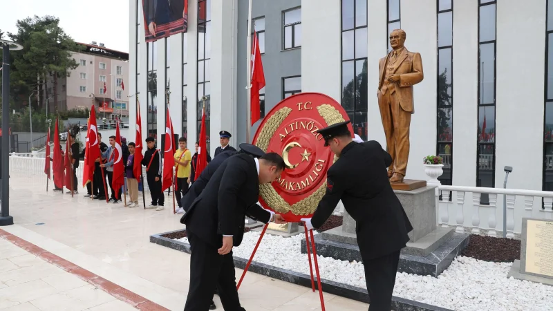 Cumhuriyet Bayramı'nın 103. Yılı Altınözü'nde Çelenk Sunma Töreniyle Kutlandı