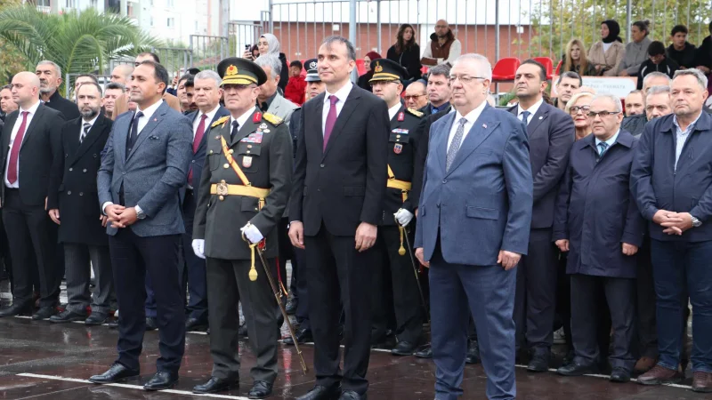 Edremit’te 29 Ekim Cumhuriyet Bayramı Kutlamaları Çelenk Sunma Töreniyle Başladı