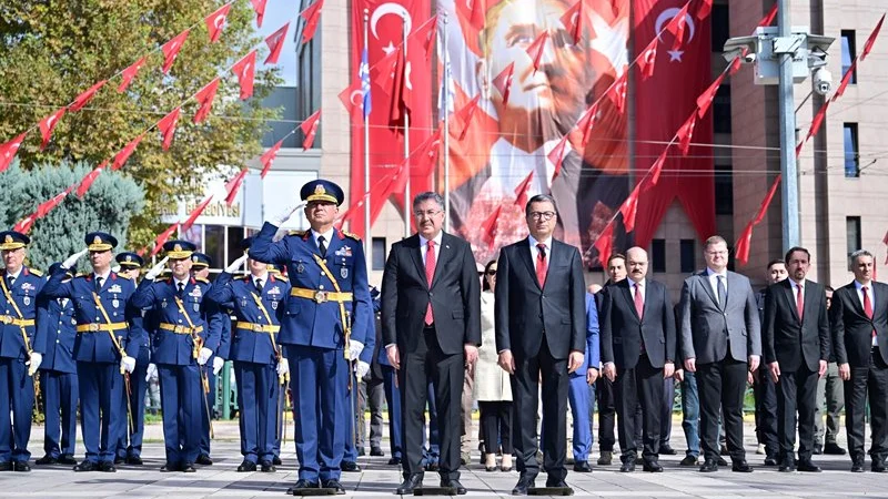 Eskişehir'de Cumhuriyet Bayramı coşkusu: Atatürk Anıtı'na çelenk sunuldu