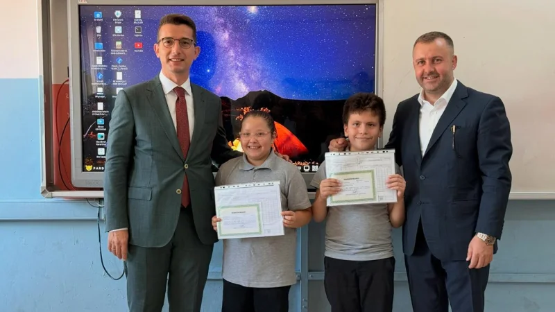 Ezine'de Öğrencilerin Karne Sevinci: Kaymakam ve Başkan Karneleri Dağıttı