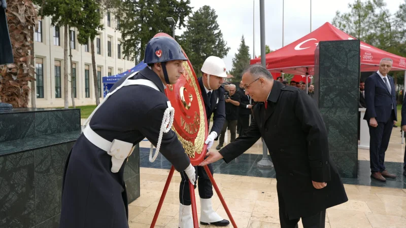 Gaziantep'te 29 Ekim Cumhuriyet Bayramı coşkusu çelenk sunma töreniyle başladı