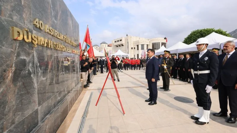 Hatay'da Cumhuriyet'in 103. Yıl Dönümü Kutlamaları Çelenk Sunma Töreniyle Başladı