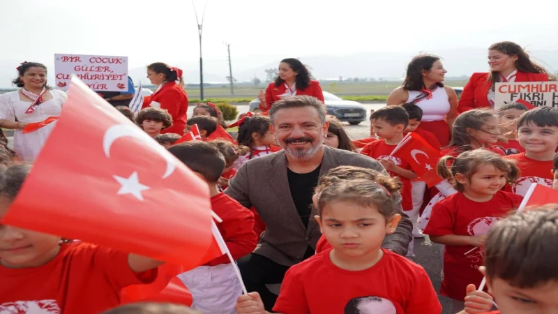 Hatay'da Minik Kaşifler Cumhuriyet Coşkusunu Yürüyüşle Kutladı
