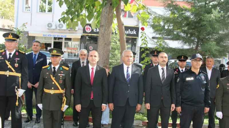 İskilip'te 29 Ekim Cumhuriyet Bayramı Dolayısıyla Çelenk Sunma Töreni Gerçekleştirildi
