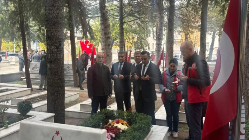 Isparta'da 29 Ekim Cumhuriyet Bayramı'nda Şehitlere Vefa Ziyareti
