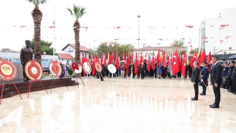 İzmir Çiğli'de 29 Ekim Cumhuriyet Bayramı'nın 103. Yıl Dönümü Dolayısıyla Çelenk Sunma Töreni Düzenlendi