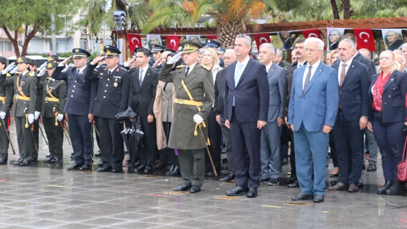 İzmir Karabağlar'da 29 Ekim Cumhuriyet Bayramı Çelenk Sunma Töreni Düzenlendi
