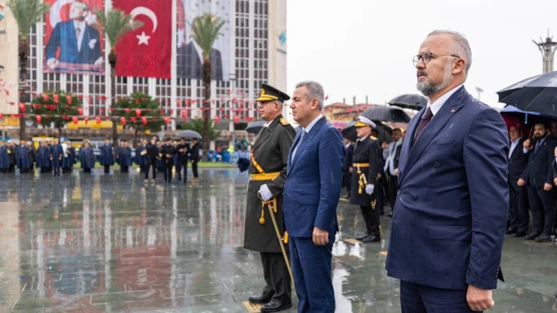 İzmir'de Cumhuriyet Bayramı kutlamaları çelenk sunma töreniyle başladı