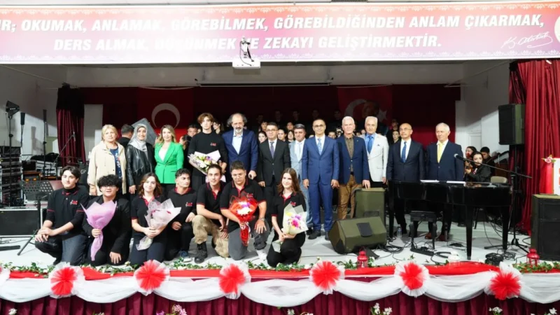 İzmir'de Genç Sanatçılardan 'Kim Var?' Performansı
