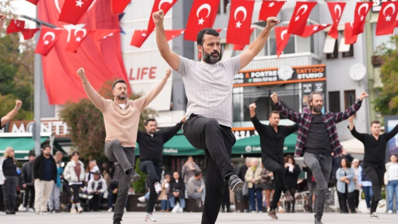 İzmit Kent Meydanı'nda 41 Kişiden Cumhuriyet'in 103. Yılına Özel Zeybek Gösterisi